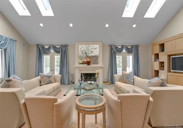 Photo 3 of Sale Pending at 17 Evergreen Cir, Manhasset, NY 11030 | MLS# 952514 | Listing updated on 2026-02-07