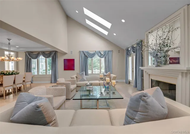 Photo 4 of Sale Pending at 17 Evergreen Cir, Manhasset, NY 11030 | MLS# 952514 | Listing updated on 2026-02-07