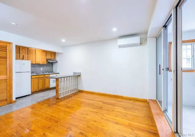 4th image of 165 Elizabeth St, New York, NY 10012