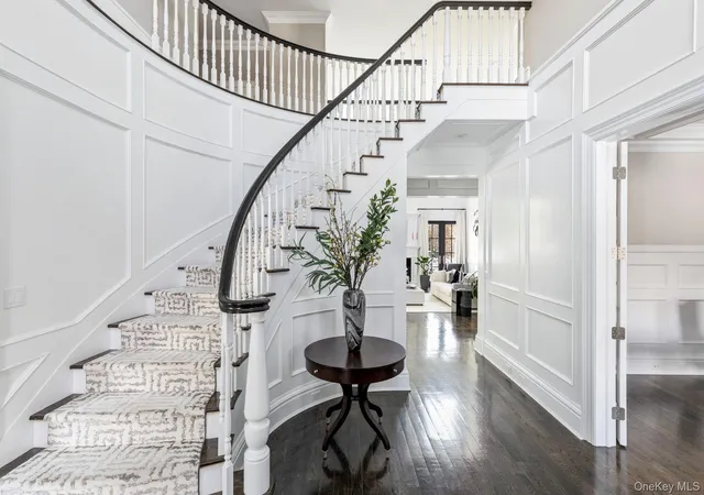 Photo 3 of Mansion for sale at 27 Victorian Ln, Oyster Bay, NY 11545 | MLS# 953450 | Listing updated on 2026-09-14