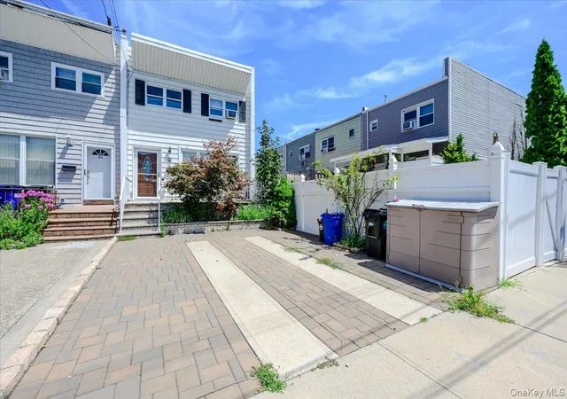 Photo 2 of Single family home for sale at 192 Huntington Ave, New York, NY 10465 | MLS# 953518 | Listing updated on 2026-09-19