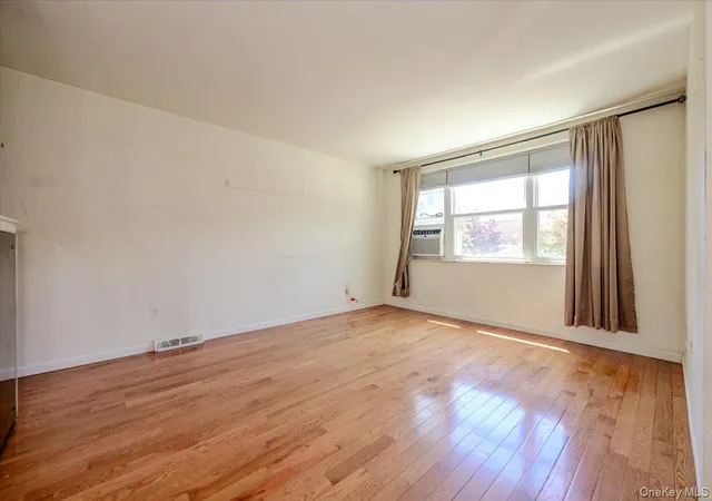 Photo 4 of Single family home for sale at 192 Huntington Ave, New York, NY 10465 | MLS# 953518 | Listing updated on 2026-09-19