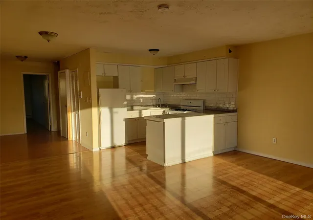 3rd image of 204 Beach 102Nd St, New York, NY 11694 | MLS# 953654