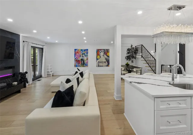 4th image of 24 Chestnut Ln, Oyster Bay, NY 11797