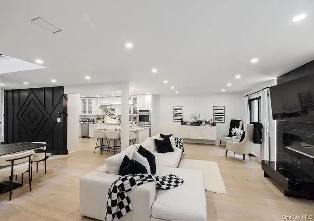 Listing Photo 4 - Condo for sale in building located at 24 Chestnut Ln, Oyster Bay, NY 11797