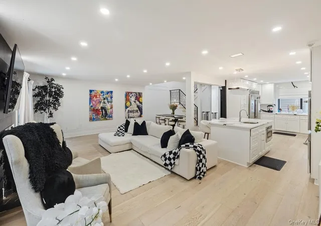 Listing Photo 5 - Condo for sale in building located at 24 Chestnut Ln, Oyster Bay, NY 11797