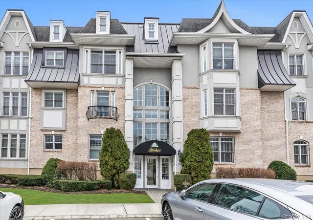 3rd image of 568 Pacing Wy, Hempstead, NY 11590