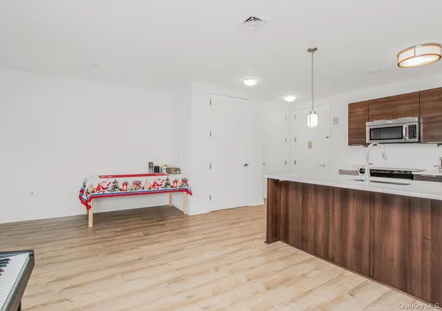 2nd image of 701 Ridge Hl Blvd, Yonkers, NY 10710