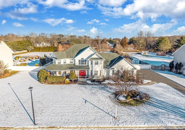 Single Family Residence at 5 Old Neck Ct, Manorville, NY 11949 | MLS# 954973 | | Sold on 2026-05-18