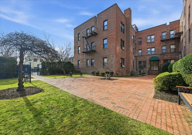 2nd image of 222 7Th St, Hempstead, NY 11530