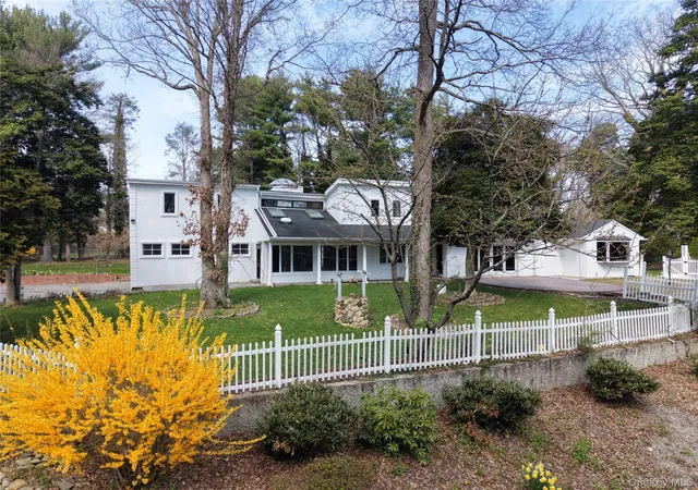 4th image of 549 Woodbury Rd, Huntington, NY 11724 | MLS# 956316