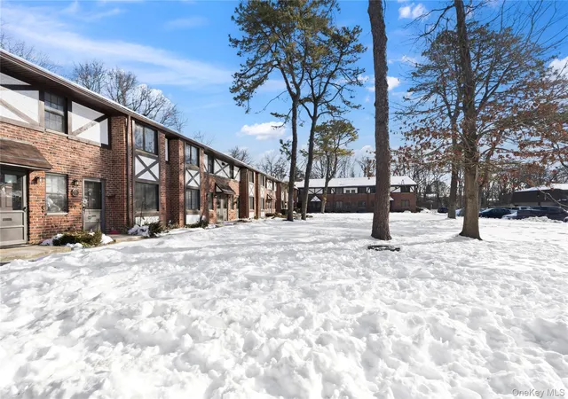 3rd image of 19 Newbrook, Islip, NY 11706