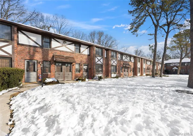 4th image of 19 Newbrook, Islip, NY 11706