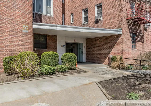 Homes for sale in Yonkers, NY | 245 Rumsey Road, Yonkers, NY 10701 | Houzeo