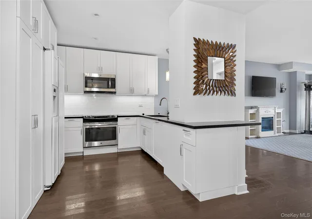 4th image of 433 Main St, North Hempstead, NY 11050