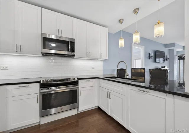 5th image of 433 Main St, North Hempstead, NY 11050