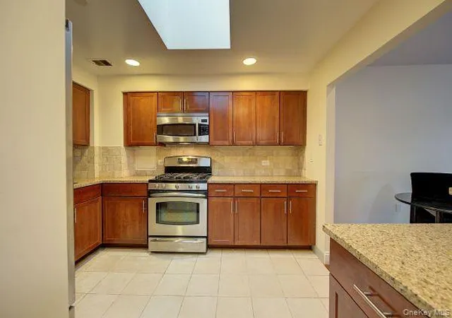 3rd image of 143-41 84Th Dr, New York, NY 11435