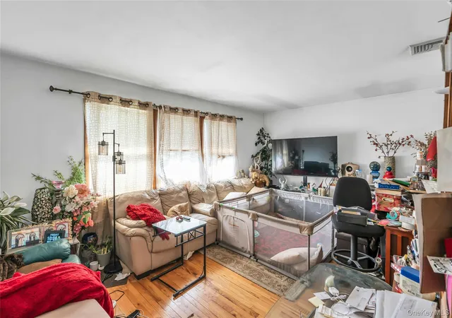 4th image of 106 Summit Dr, Smithtown, NY 11787 | MLS# 956909