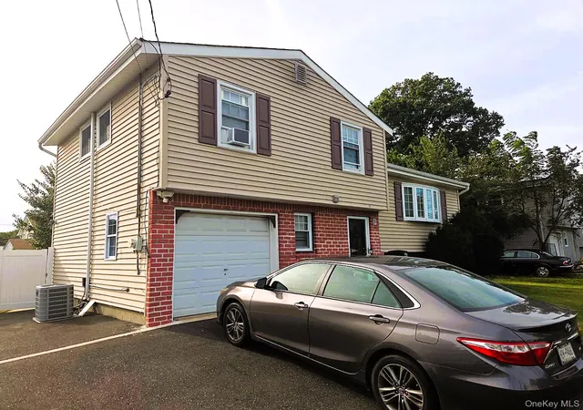 Photo 2 of Single family home for sale at 8 Speed St, Brentwood, NY 11717 | MLS# 957044 | Listing updated on 2026-09-29