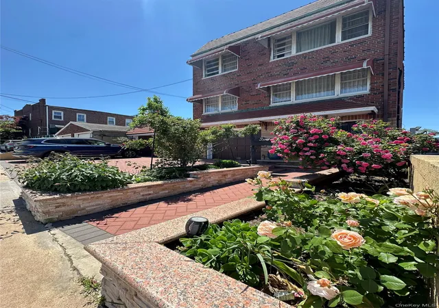 Listing Photo 4 - Condo for sale in building located at 7714 Cypress Hls St, New York, NY 11385