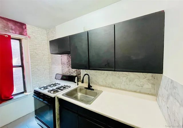 Photo 4 of Sale Pending at 2199 Holland Ave #3E, Bronx, NY 10462 | MLS# 957483 | Listing updated on 2026-09-19