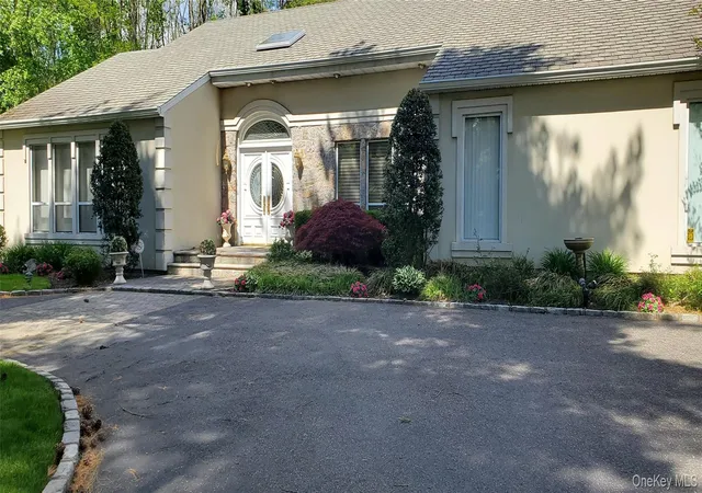 Photo 4 of Sale Pending at 7 Albertson Ln, Old Westbury, NY 11568 | MLS# 957607 | Listing updated on 2026-09-15