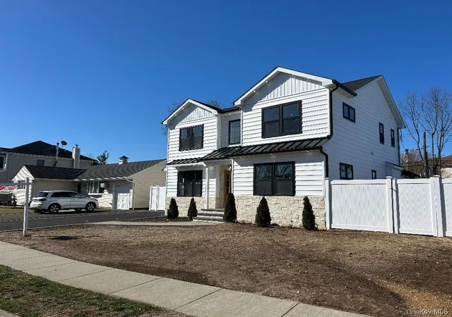 4th image of 26 Essex Rd, Oyster Bay, NY 11714 | MLS# 957735