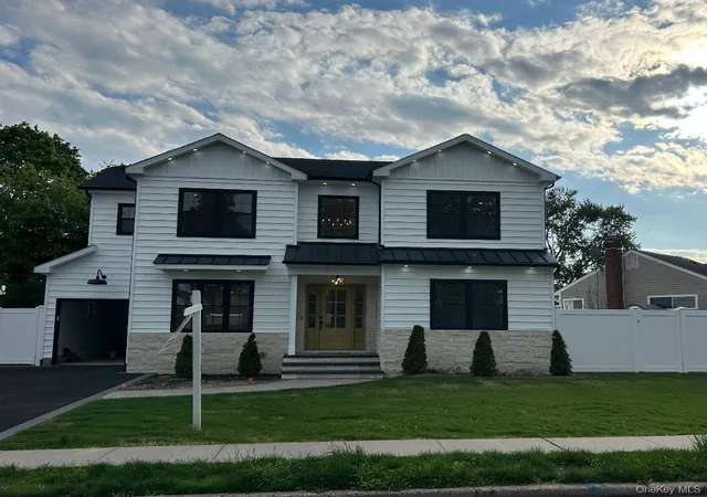 3rd image of 26 Essex Rd, Oyster Bay, NY 11714 | MLS# 957735