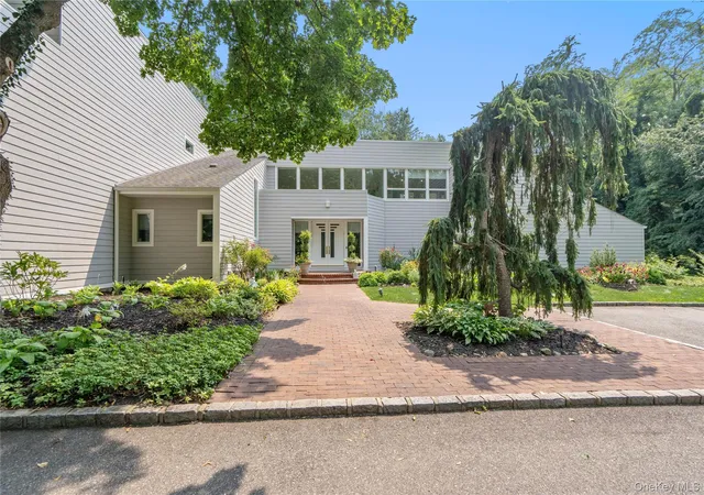 Photo 2 of Mansion for sale at 91 Hoaglands Ln, Oyster Bay, NY 11545 | MLS# 957864 | Listing updated on 2026-08-16