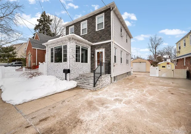 Photo 3 of Sale Pending at 35 Barwick St, Floral Park, NY 11001 | MLS# 957901 | Listing updated on 2026-06-17