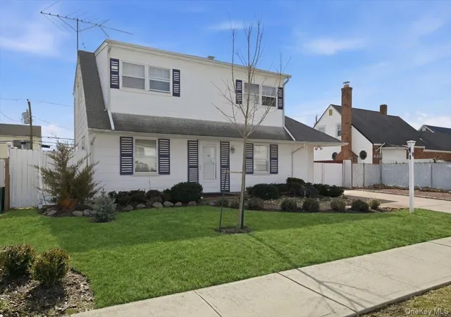 Single Family Residence at 24 Crag Ln, Levittown, NY 11756 | MLS# 958340 | | Sold on 2026-05-20