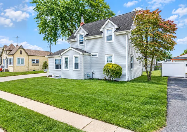 Photo 3 of Single family home for sale at 131 E Alhambra Ave, Lindenhurst, NY 11757 | MLS# 958357 | Listing updated on 2026-10-03