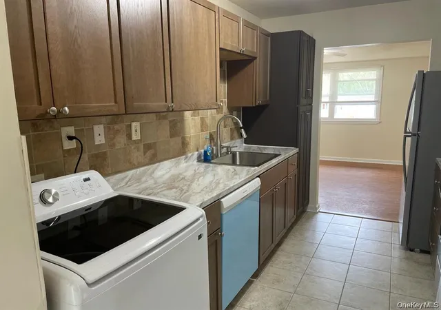 2nd image of 95 Hill Ct, Calverton, NY 11933 | MLS# 958659