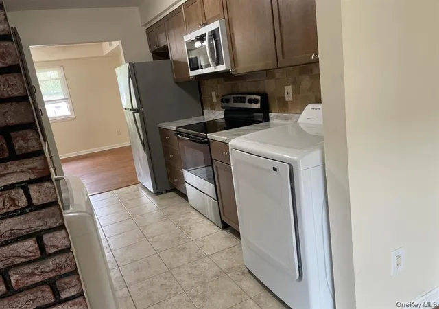 3rd image of 95 Hill Ct, Calverton, NY 11933 | MLS# 958659