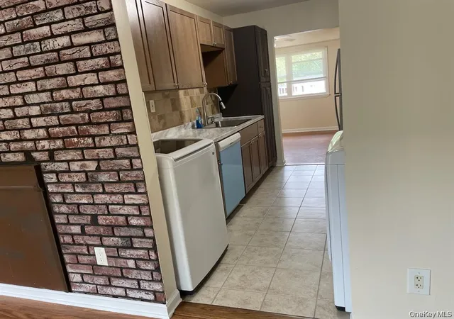 4th image of 95 Hill Ct, Calverton, NY 11933 | MLS# 958659