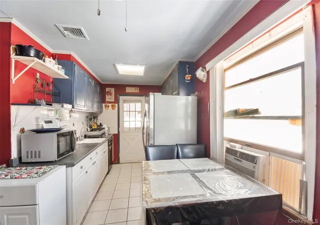 4th image of 208 Charter Oaks Ave, Brentwood, NY 11717 | MLS# 959461