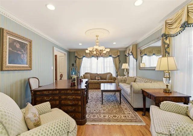 5th image of 4 Peachtree Ln, Roslyn, NY 11576 | MLS# 960397