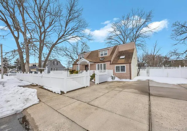 3rd image of 361 S 16Th St, Babylon, NY 11757 | MLS# 960523