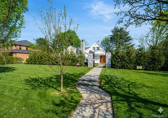 3rd image of 1 Strawberry Ln, Roslyn Heights, NY 11577 | MLS# 960616