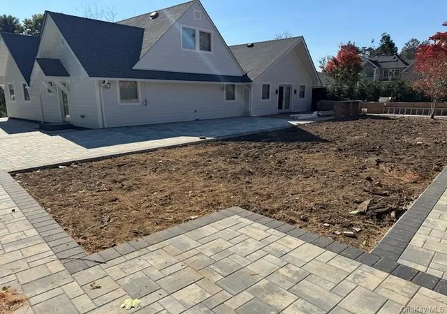 41st image of 1 Strawberry Ln, Roslyn Heights, NY 11577 | MLS# 960616