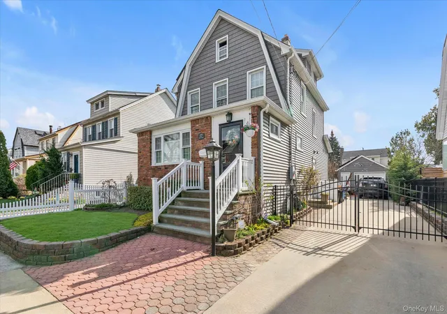 Photo 4 of Single family home for sale at 17 Everett St, Hempstead, NY 11563 | MLS# 960723 | Listing updated on 2026-10-06