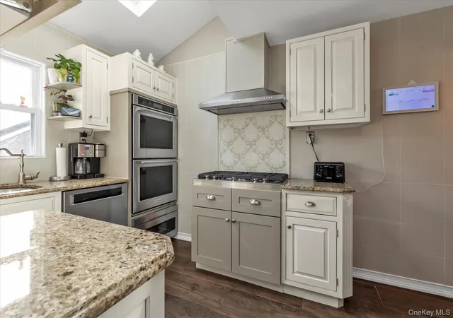 2nd image of 17 Everett St, Hempstead, NY 11563 | MLS# 960723