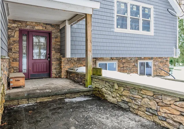 Photo 3 of Sale Pending at 31 Valentine Rd, Shoreham, NY 11786 | MLS# 961597 | Listing updated on 2026-09-19