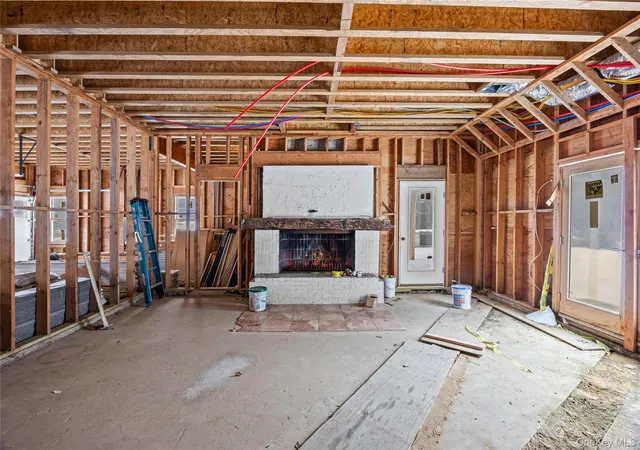 Photo 3 of Sale Pending at 31 Valentine Rd, Shoreham, NY 11786 | MLS# 961597 | Listing updated on 2026-09-19