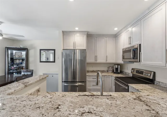 Listing Photo 4 - Condo for sale in building located at 41 Jefferson Oval, Yorktown, NY 10598 - Unit #G