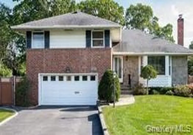 Photo 1 of Sale Pending at 194 Rhododendron Dr, North Hempstead, NY 11590 | MLS# 961931 | Listing updated on 2026-08-15