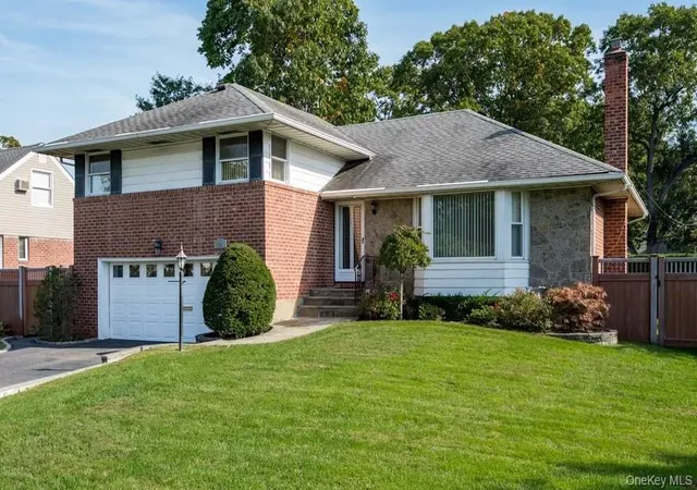 Photo 2 of Sale Pending at 194 Rhododendron Dr, North Hempstead, NY 11590 | MLS# 961931 | Listing updated on 2026-08-15