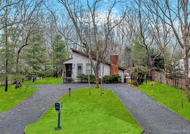 Photo 2 of Sale Pending at 60 Hildreth Pl, East Hampton, NY 11937 | MLS# 961933 | Listing updated on 2026-09-19