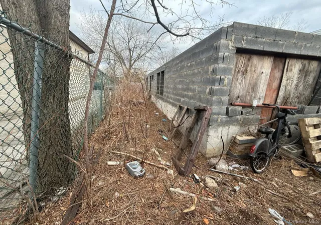 Photo 3 of Single family home for sale at 983 Crescent St, Brooklyn, NY 11208 | MLS# 962391 | Listing updated on 2026-06-08