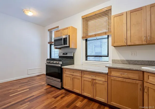3rd image of 21-28 35Th St, New York, NY 11105